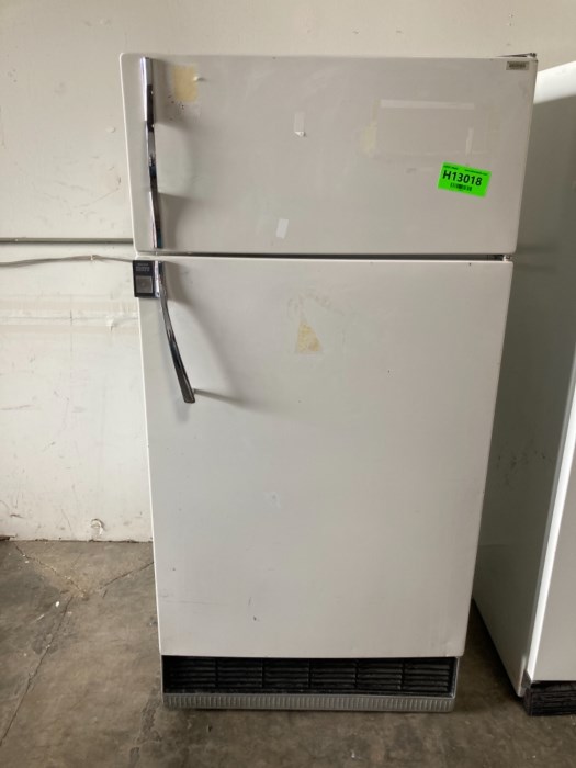 (1) Sears Cold Spot Refridgerator and (1) Magic Chef Refridgerator for sale