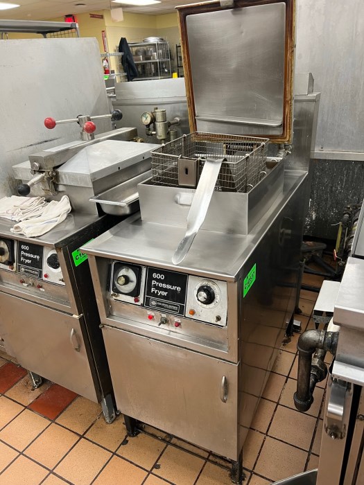 https://www.directbids.com/auction-images/henny-penny-600-pressure-fryer-single-compartment-ozrw2wrj-2167932-md.jpg