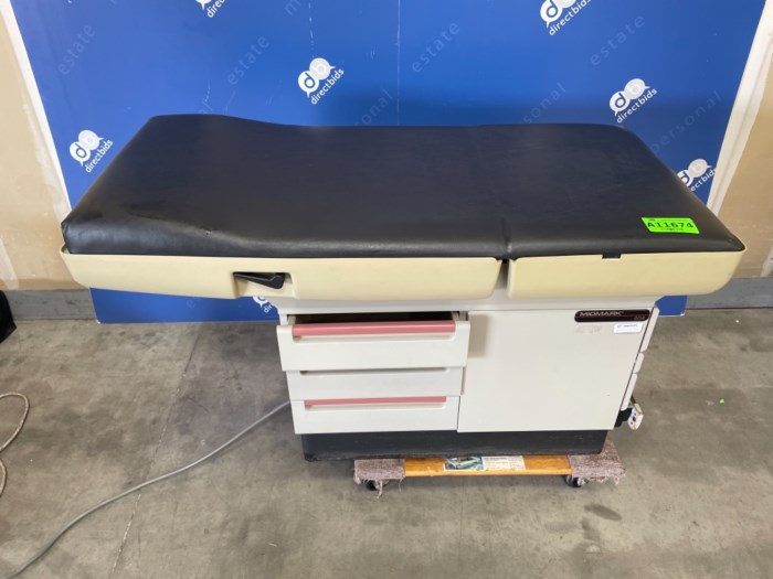 Midmark 404 Exam Bed w/ Extendable Stirrups for sale