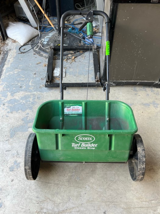 Scotts Turf Builder Classic Drop Spreader For Sale 0845